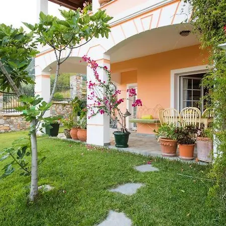 Loukas House Holiday home *