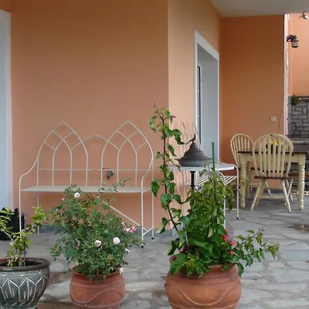 Loukas House Holiday home Palaiontsiflikion